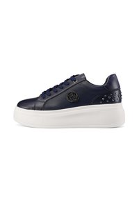 Sneaker in pelle blu con suola piatta bianca, punta rotonda e borchie decorative sul tallone. Dotato di lacci blu e accento con logo in metallo sul lato.
