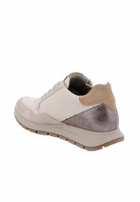 Sneaker con una toma in pelle beige, accenti in suede grigio e un tacco metallico testurizzato. Presentano una suola ammortizzata e un design con lacci.