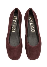 Pari burgundy mokasina made din suede, cu vârfuri pătrate rotunjite și branturi negre cu branding RYŁKO auriu.