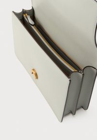 Τσάντα χειρός από ανοιχτό γκρι δέρμα με δομημένο σχεδιασμό, που διαθέτει κούμπωμα σε χρυσό τόνο και πολλαπλές θήκες για οργάνωση.