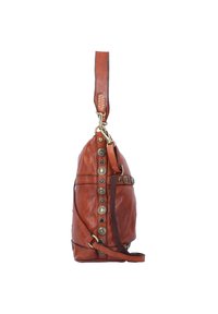 Borsa in pelle marrone con una finitura texture, dotata di accessori in tono oro e borchie decorative lungo il lato, e una tracolla regolabile.