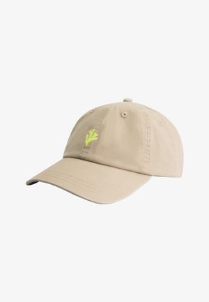 Beige kokvilnas cepure ar izliekto malu un regulējamu siksniņu. Priekšpusē ir dzeltena izšūta dizaina ēna. Plakanas šuves un teksturēta auduma virsma.