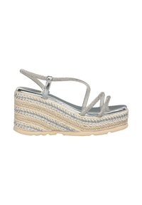 Sandalias de cuña plateadas con plataforma de yute trenzado, dos correas metálicas y una plantilla lisa y reflectante. Suela texturizada para agarre.