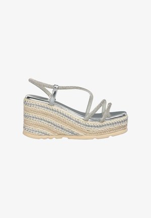 Zilveren wig sandalen met een gevlochten jute platform, twee metallic bandjes en een glad, reflecterend voetbed. Textuur op de zool voor grip.