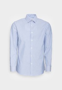 Camisa de botones de manga larga a rayas verticales azules y blancas, con cuello y puños, exhibida sobre un fondo liso.