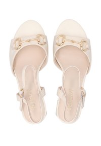 Beige højhælede sandaler med åben tå-design, guld kæde-accent og rygrem. Glat lædertekstur med en polstret sål.