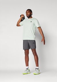 adidas Performance TRAIN ESSENTIALS - T-skjorte til trening - linen green/black