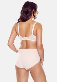 Conjunto de sujetador rosa claro y braguitas de tiro alto, con tejido suave, tirantes ajustables, bordes festoneados y un cierre de gancho y ojo.