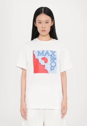 Hvit bomull t-skjorte med grafisk trykk i rødt og blått med teksten "MAX & CO" og et kartlignende design. Avslappet passform, kortermet.