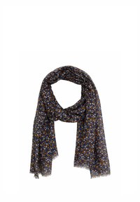 Pañuelo floral con fondo azul oscuro y pequeñas flores blancas y amarillas, hecho de tela ligera con bordes deshilachados.