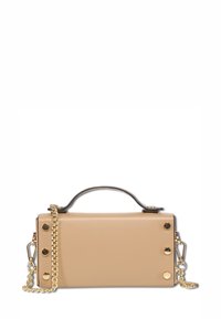 Rechthoekige beige handtas met zwarte handvat bovenaan, gouden kettingriem aan beide zijkanten bevestigd en gouden knoopaccenten aan de voorzijden.