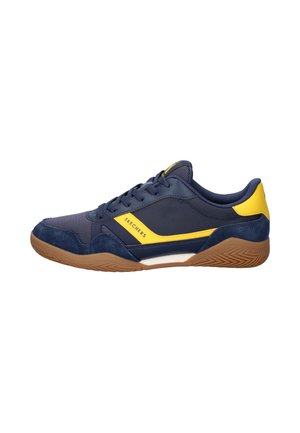 Marineblaue Skechers-Sneaker mit gelben Akzenten, brauner Sohle, Mesh- und Velours-Obermaterial sowie Schnürverschluss, von der Seite betrachtet.