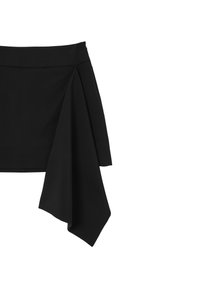 Gonna nera asimmetrica avvolgente realizzata in un tessuto testurizzato e fluido, con un dettaglio drappeggiato su un lato, dotata di una cerniera nascosta sul retro.