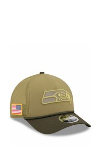 Olivgrüne Baseballkappe mit einem 3D-Seahawks-Logo, Netz-Seitenpaneelen und einem amerikanischen Flaggenaufnäher an der Seite. Gebogener Schirm, strukturiertes Design.