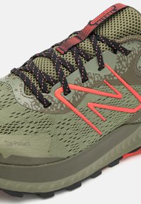 New Balance NITREL V5  - Zapatillas de trail running - dark olivine