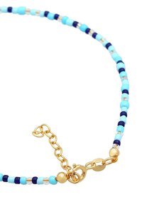 Kralenketting met blauwe en marineblauwe kralen met gouden accenten, bevestigd met een karabijnsluiting en een verstelbare kettinguitbreiding.