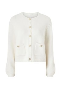 Witte, fluffy gebreide cardigan met een ronde hals, knopen aan de voorkant en twee opgestikte zakken. Beschikt over geribbelde mouwen en onderrand.
