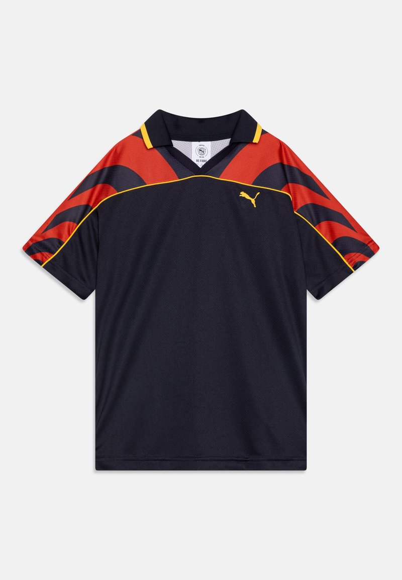 Marine sports trøye med røde og gule detaljer, med V-hals, korte ermer og en Puma-logo på øvre venstre front.