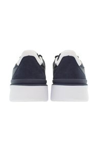 Sneaker in suede blu navy con accenti bianchi, dotati di punta arrotondata, suola con imbottitura e sistema di lacci, visti da dietro.