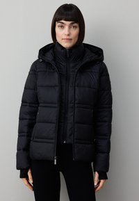 Zwarte donsjas met capuchon, voorzien van een doorgestikt ontwerp, hoge kraag, met rits afsluitbare zakken en geribbelde manchetten, gemaakt van een glad, glanzend materiaal.