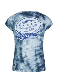 Kortärmad, marinblå tie-dye t-shirt med grafiskt tryck av "Recovered" och "Indianapolis Colts Since 1953" på baksidan. Mjukt bomullsblandat material.