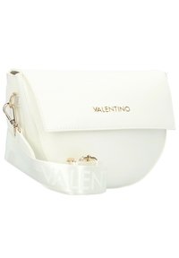 Vit läder crossbody-väska med lockstängning, gyllene detaljer och ett mönstrat axelband med signatur. Har en rundad form med rena linjer.