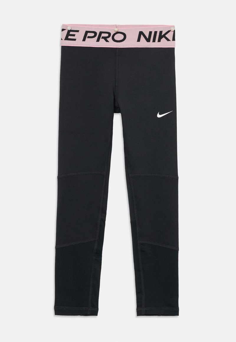 Čierne legíny Nike Pro s ružovým elastickým pásom, na ktorom je čiernym písmom napísané "NIKE PRO", a na prednej strane sa nachádza biele logo Nike.