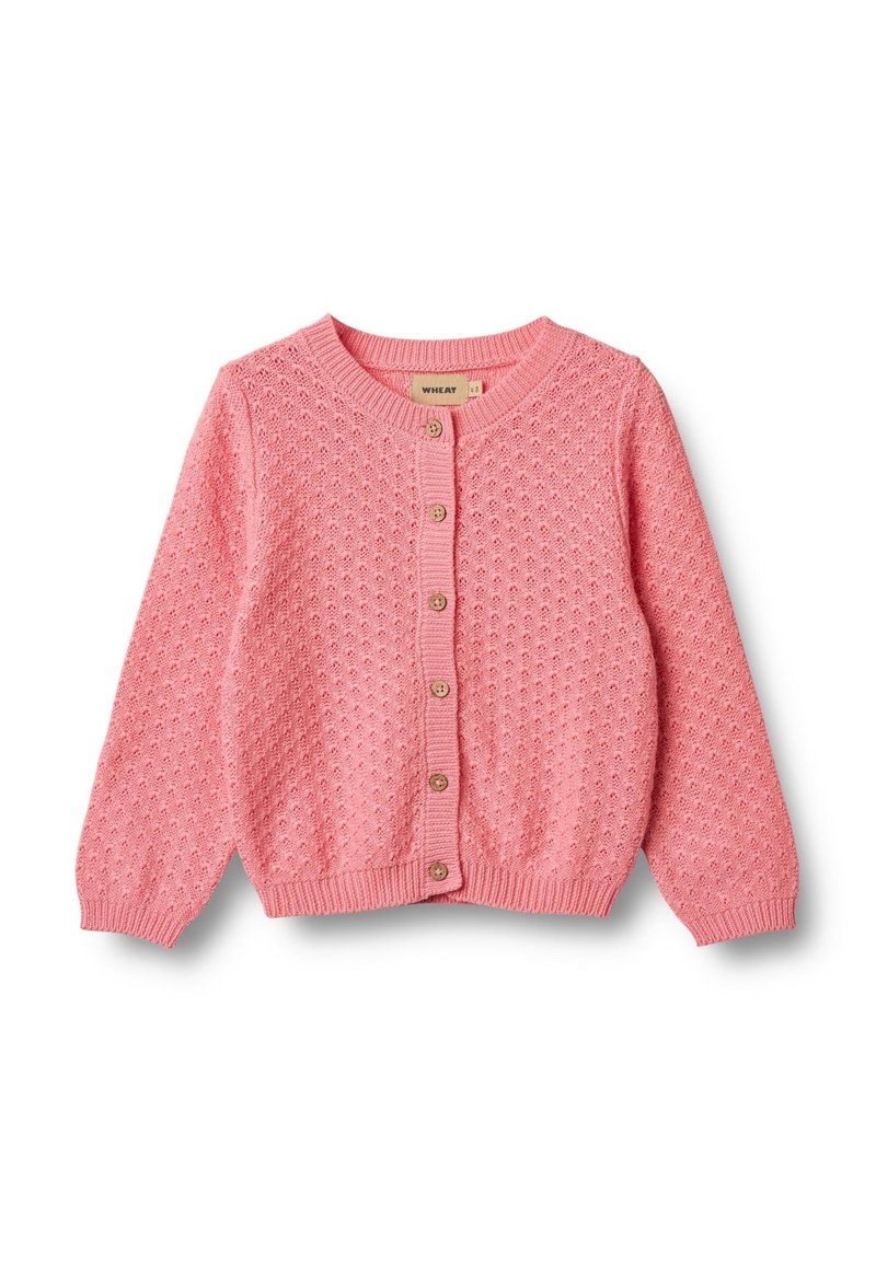 Gilet en tricot rose avec un motif texturé, col rond, et fermeture à boutons sur le devant avec des boutons en bois et des poignets côtelés.