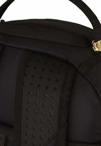 Mochila negra con un respaldo de malla texturizada y correas acolchadas. Tejido suave con un acento de hardware brillante, diseñada para la comodidad y la durabilidad.