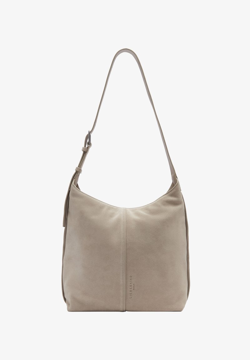 Hellbeige Wildleder-Schultertasche mit einem einzelnen verstellbaren Riemen, subtil geprägtem Logo und einer glatten, matten Oberfläche. Abgerundete Silhouette.