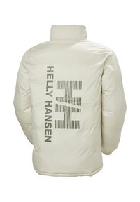 Nafouknutá béžová bunda s vysokým límcem. Má velké šedé logo "HELLY HANSEN" a pruhované detaily na zádech. Hladká textura.