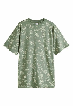 Groen T-shirt met korte mouwen met witte lijntekeningen van citroenen, bladeren, schelpen en tekst in een speels, verspreid patroon.