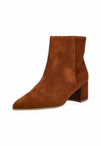 Stivali alla caviglia in suede marrone con punta affilata e tacco alto, caratterizzati da una texture liscia e un design minimalista, ideali per un look casual.