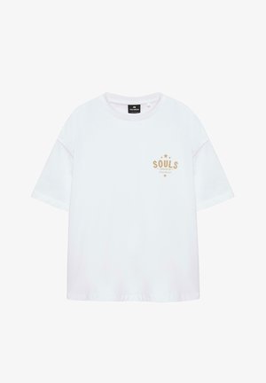 T-shirt blanc oversize à manches courtes avec le texte beige "SOULS Unbroken Street Raised" et des motifs étoilés sur le côté gauche de la poitrine, col rond.