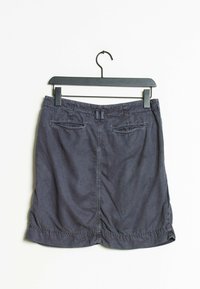 Gonna di denim grigio scuro con taglio dritto, dotata di tasche anteriori e posteriori, vita con chiusura a bottone e dettagli di cucitura laterale.