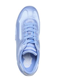 Baskets en satin bleu clair avec lacets assortis, col rembourré et semelle intérieure de marque, vues de dessus sur fond blanc.
