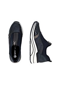 Marine instappers met een gestructureerde afwerking, glanzende accenten, een ritssluiting aan de voorkant en een witte, gelaagde zool met een zwart, reliëfpatroon.