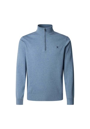 Lichtblauwe gebreide pullover met een hoge kraag en een kwart-rits. Bevat een klein geborduurd logo op de borst en geribde manchetten en zoom.