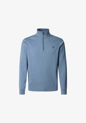 Hellesblaues Strickpullover mit hohem Kragen und Viertelreißverschluss. Mit kleinem gesticktem Logo auf der Brust sowie gerippten Bündchen und Saum.
