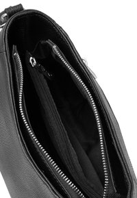 Borsa in pelle nera con più scomparti. Include una tasca con zip e superficie testurizzata. Caratterizzata da hardware in tonalità argento e foderato liscio.