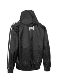 Crna jakna s kapuljačom, s elastičnim manžetama, porubom s rastezljivim žicom i bijelim bočnim trakama. Logo prikazan na leđima.