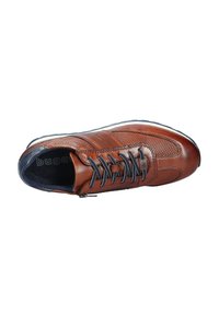 Chaussure en cuir marron avec des côtés en mesh, lacets plats et semelle en caoutchouc. Présente des détails de logo et des accents perforés pour la respirabilité.