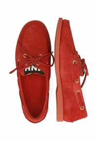 Rote Wildlederloafers mit abgerundeten Zehen, Schnürdesign, goldenen Ösen und einer strukturierten Gummisohle. Das Innenfutter bietet eine markierte Innensohle.