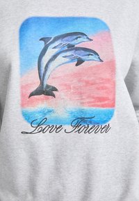 Felpa grigia con una grafica di due delfini che saltano sopra uno sfondo oceanico rosa e blu, con il testo "Amore per Sempre" in corsivo nero.