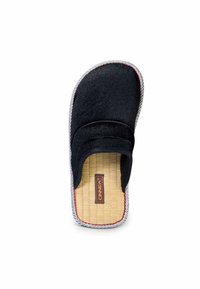 Schwarzer Stoffslipper mit zwei Riemen, texturiertem beigen Fußbett und grau-rotem gemustertem Rand, mit einem Logo im Inneren.