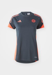 Camiseta del FC Bayern de Múnich en gris oscuro con acentos naranjas. Manga corta, cuello redondo y logo en el pecho. Hecha de un tejido transpirable.
