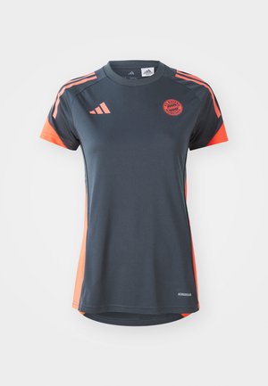 Maglia del FC Bayern Monaco di colore grigio scuro con dettagli arancioni. Maniche corte, colletto rotondo e logo sul petto. Realizzata in tessuto traspirante.
