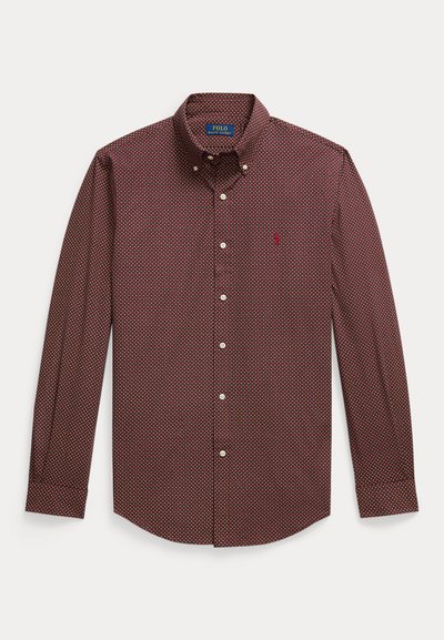 Camisa de botão vermelha e azul-marinho com um padrão geométrico pequeno, mangas compridas e gola clássica. Apresenta um pequeno logótipo no peito.