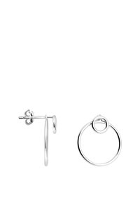 Silverhängeörhängen med en tunn, polerad design. Har stiftbaksida och en cirkulär loopdetalj på varje hänge. Slät yta genomgående.