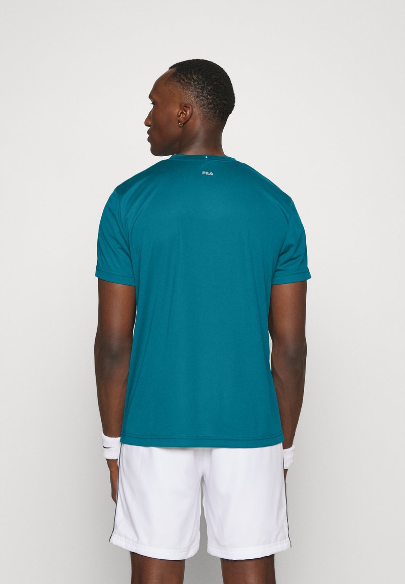 Herren Shirts | Fila LOGO SMALL T-Shirt basic blue coral/blau - ZZ13137 Herren Shirts | Fila LOGO SMALL T-Shirt basic blue coral/blau - ZZ13137